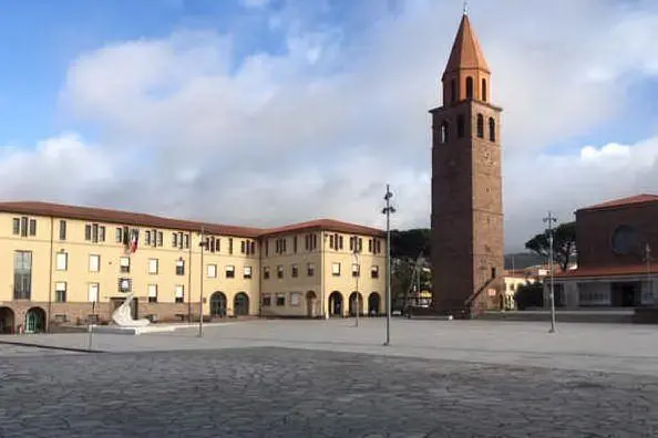 Piazza Roma con il municipio e il campanile di San Ponziano (foto Andrea Scano)