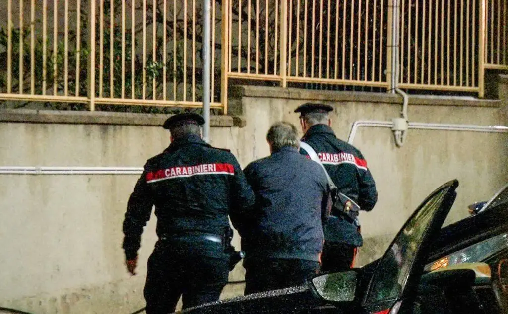 Marcello Accossu fra due carabinieri (foto Gianluigi Deidda)