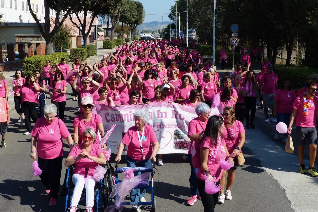 Le partecipanti alla camminata in rosa a San Gavino