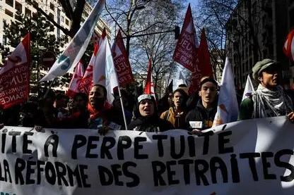 Francia, manifestanti contro la nuova riforma delle pensioni (foto Ansa)
