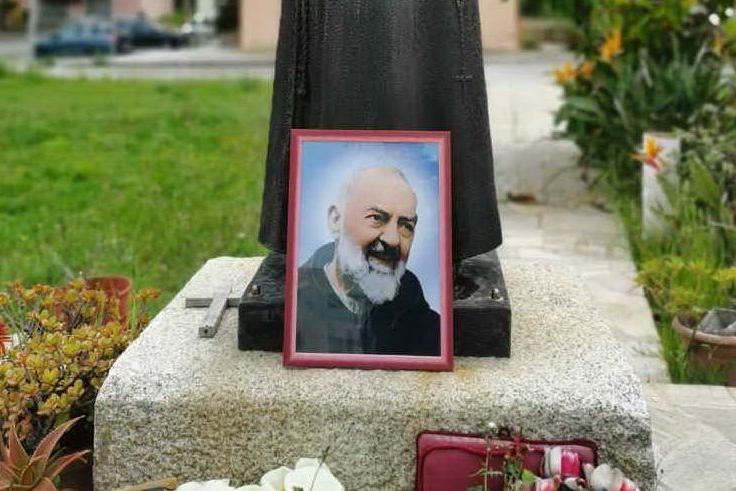 Porto Torres, un donatore anonimo ripristina la foto di Padre Pio