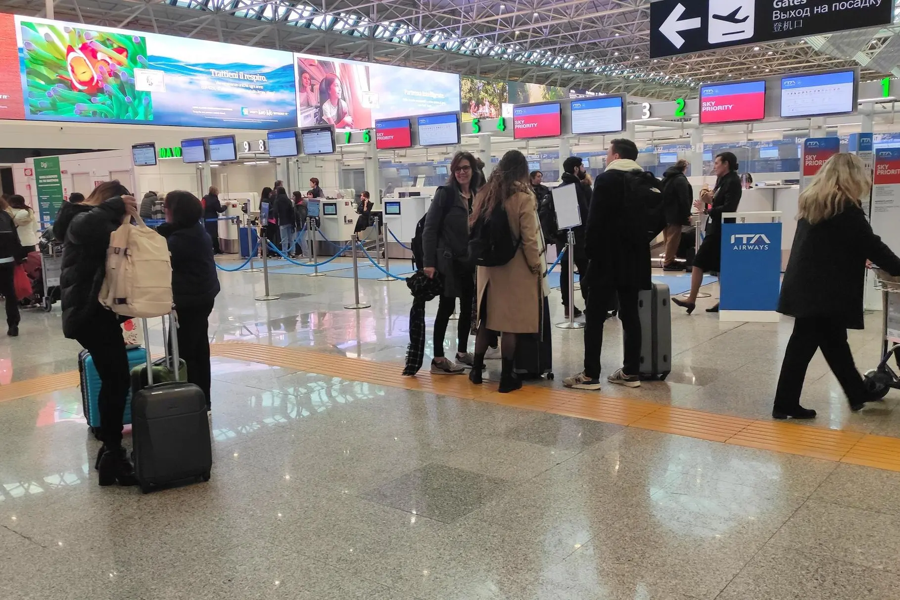 Passeggeri in aeroporto (Ansa)
