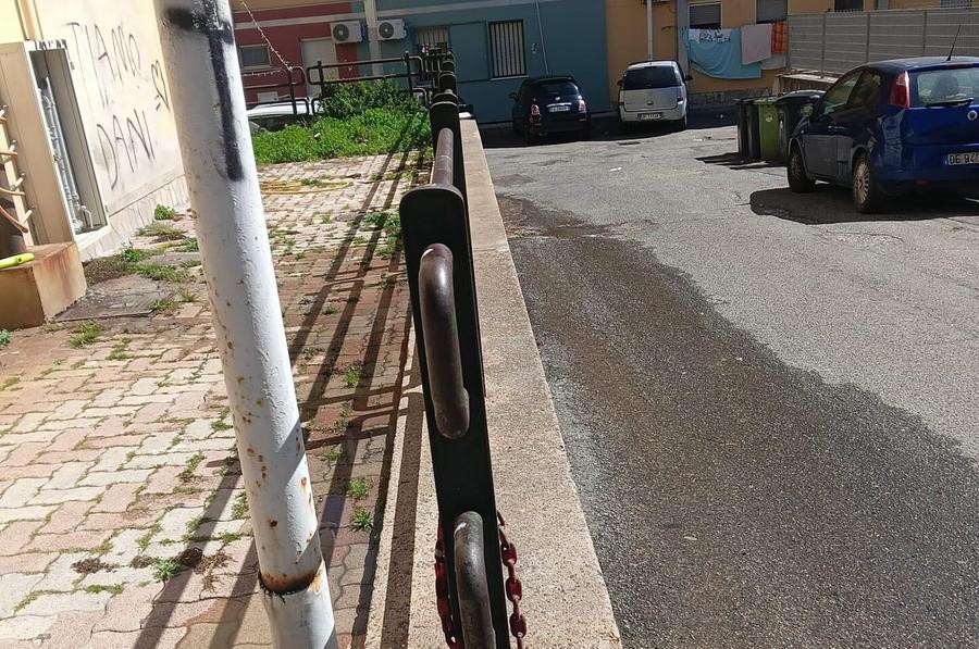 Fogna tappata, liquami in strada da giorni