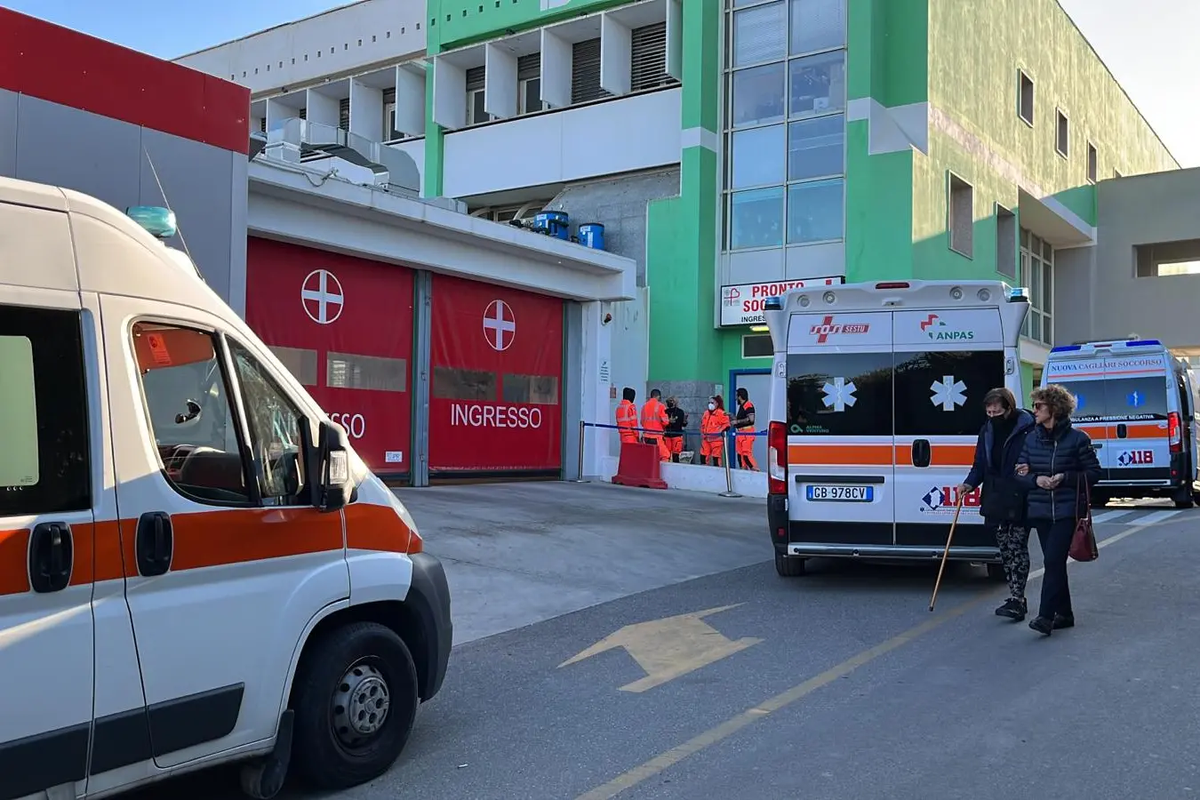 Le ambulanze all'esterno del Policlinico (L'Unione Sarda)