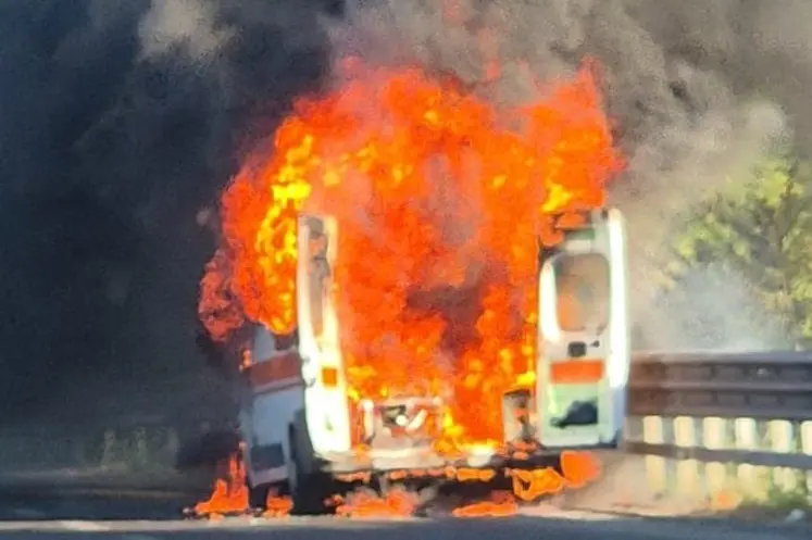 L'ambulanza in fiamme