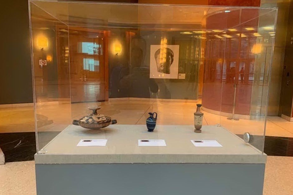 I tre manufatti di epoca greca resi all'Italia (Courtesy ufficio stampa Carabinieri)