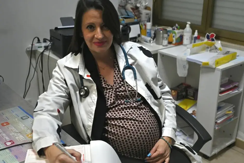 Francesca Sanna nell’ ambulatorio di Solarussa (Foto: Chergia)