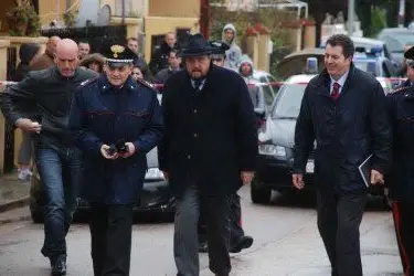 Gli investigatori nel luogo del duplice omicidio, nell'aprile del 2010