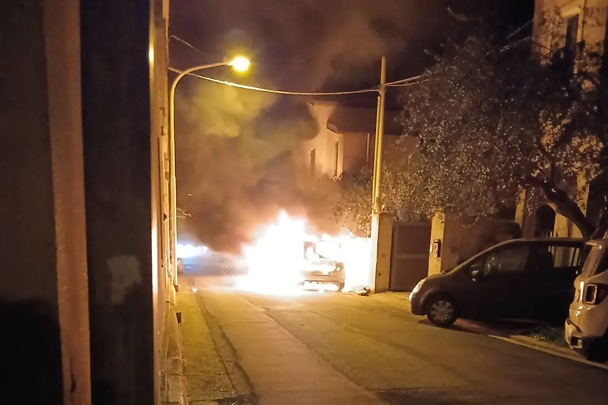 Le fiamme divorano le auto in via Fleming