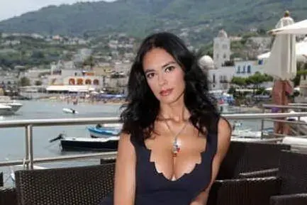 Maria Grazia Cucinotta. Sullo sfondo l'isola di Ischia