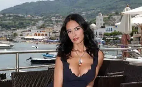 Maria Grazia Cucinotta. Sullo sfondo l'isola di Ischia