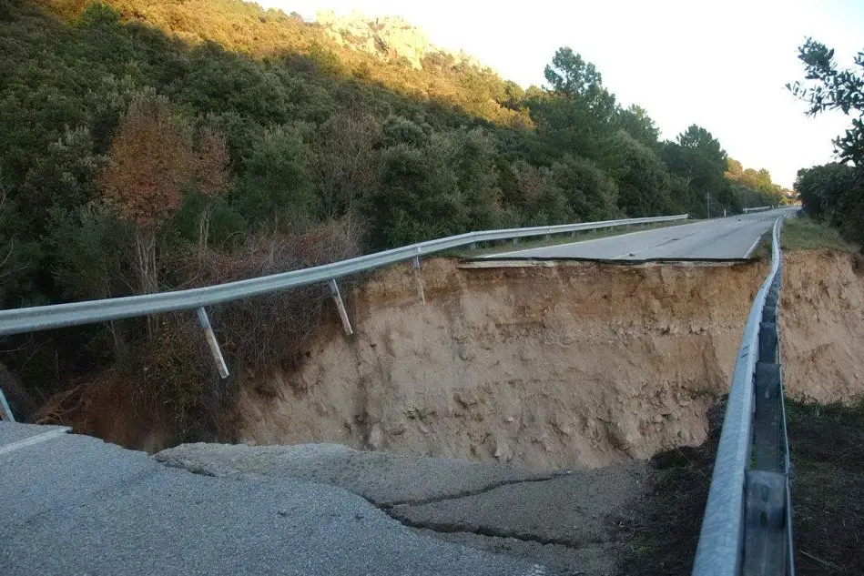 Il ponte crollato a Monte Pinu