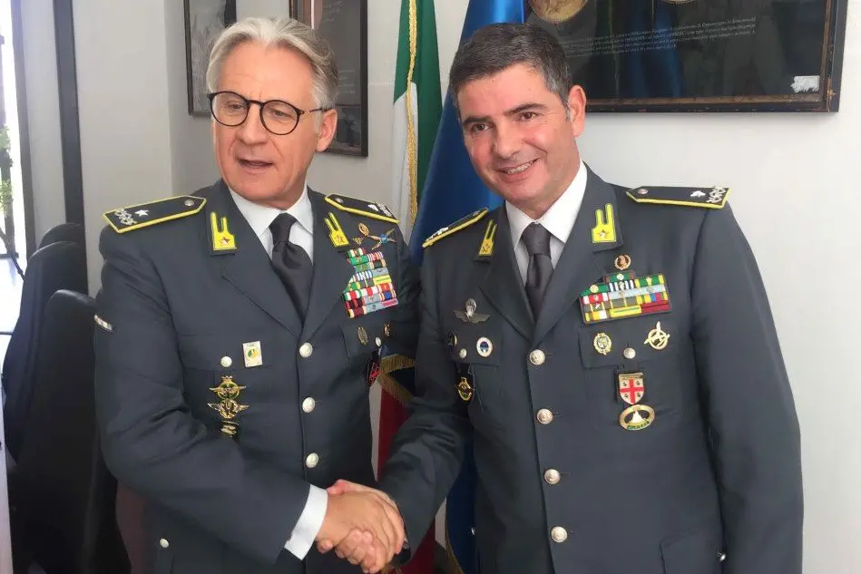 A destra, il comandante uscente, Giampiero Ianni, il nuovo Patrizio Vezzoli