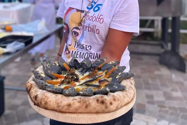 La pizza cagliaritana trionfa a Napoli, in un omaggio a "Queen Elisabeth" (foto Ansa)