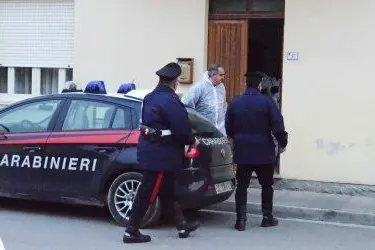 I carabinieri nella casa dove è avvenuto l'omicidio