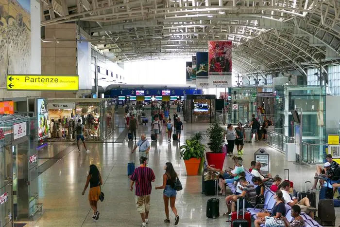 Turisti all'aeroporto di Cagliari (archivio L'Unione Sarda)