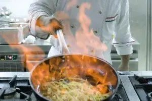 Chef ai fornelli in un ristorante