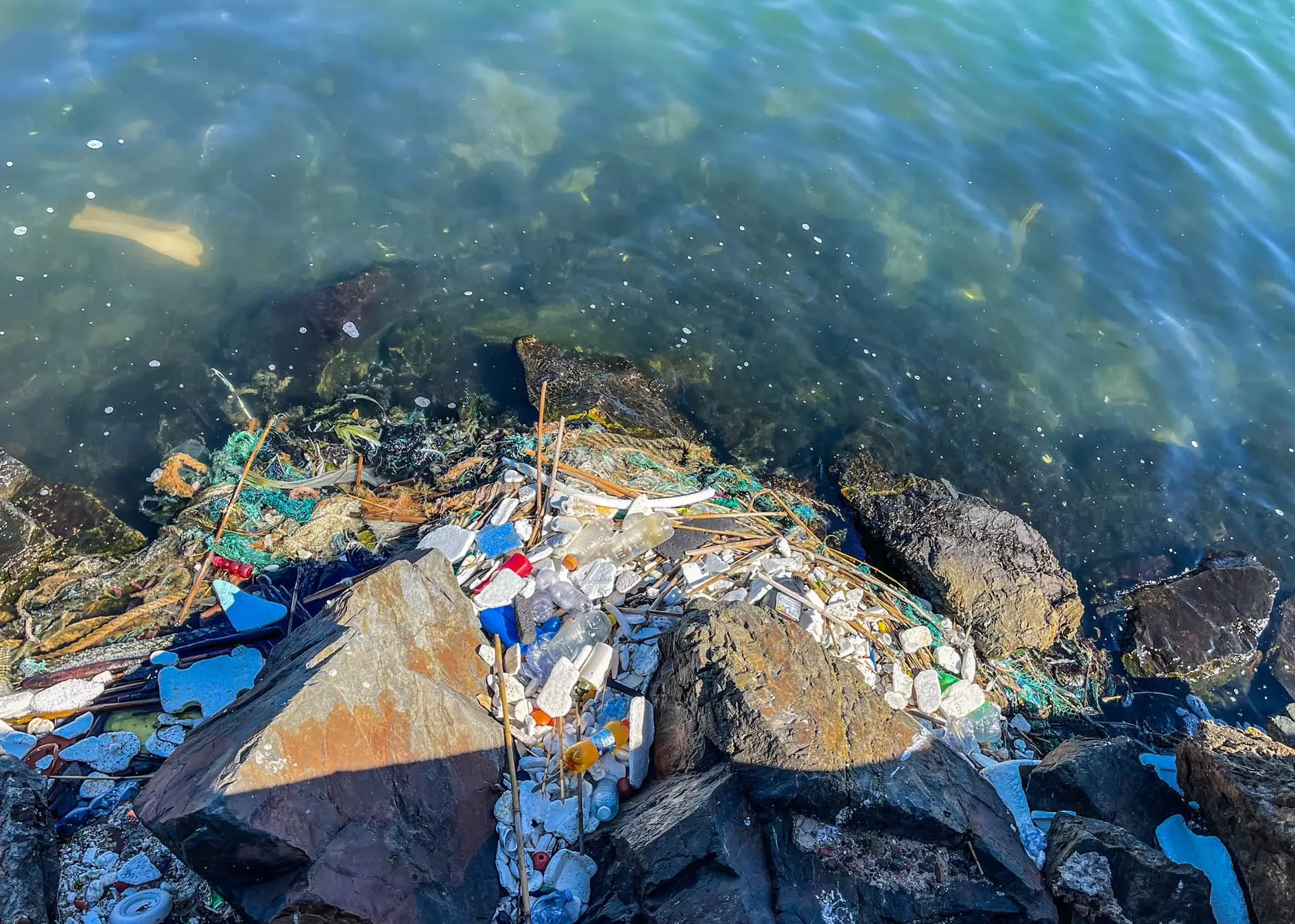La plastica in mare, a Cagliari (foto Andrea Piras)