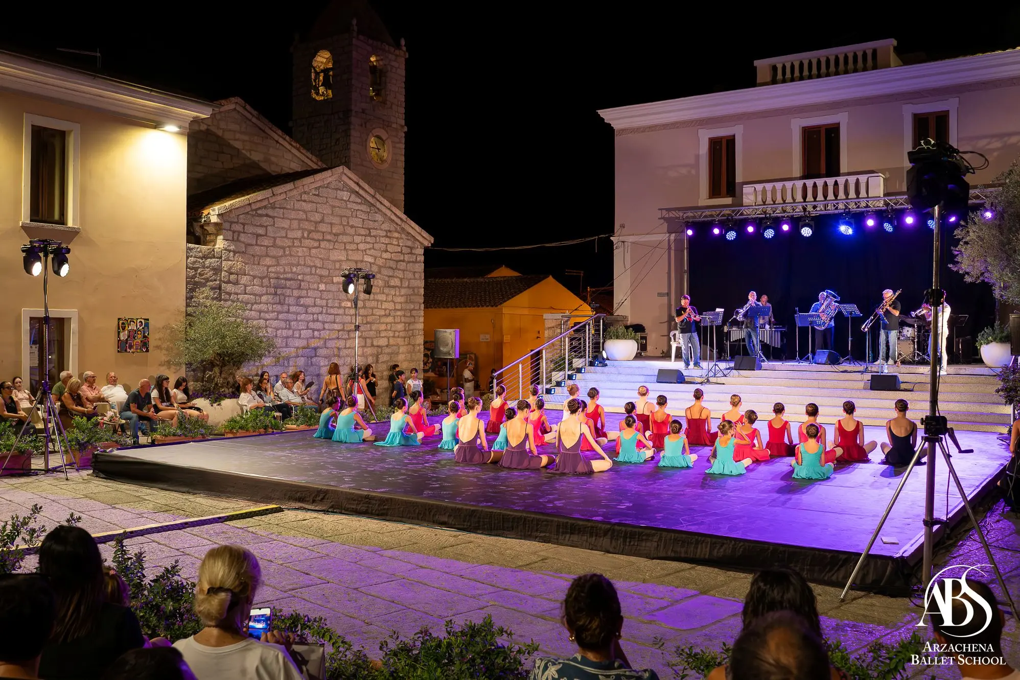 Spettacolo dell'Arzachena Ballet School in piazza Risorgimento