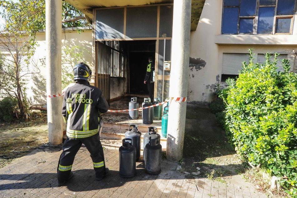 Iglesias, incendio nell'ex asilo di Serra Perdosa: due uomini intossicati
