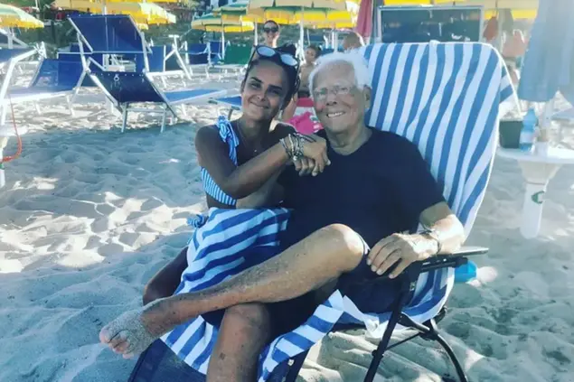 Giorgio Armani in posa con Giorgia Moi, dipendente del chiosco e addetta al servizio lettini e ombrelloni (foto concessa)