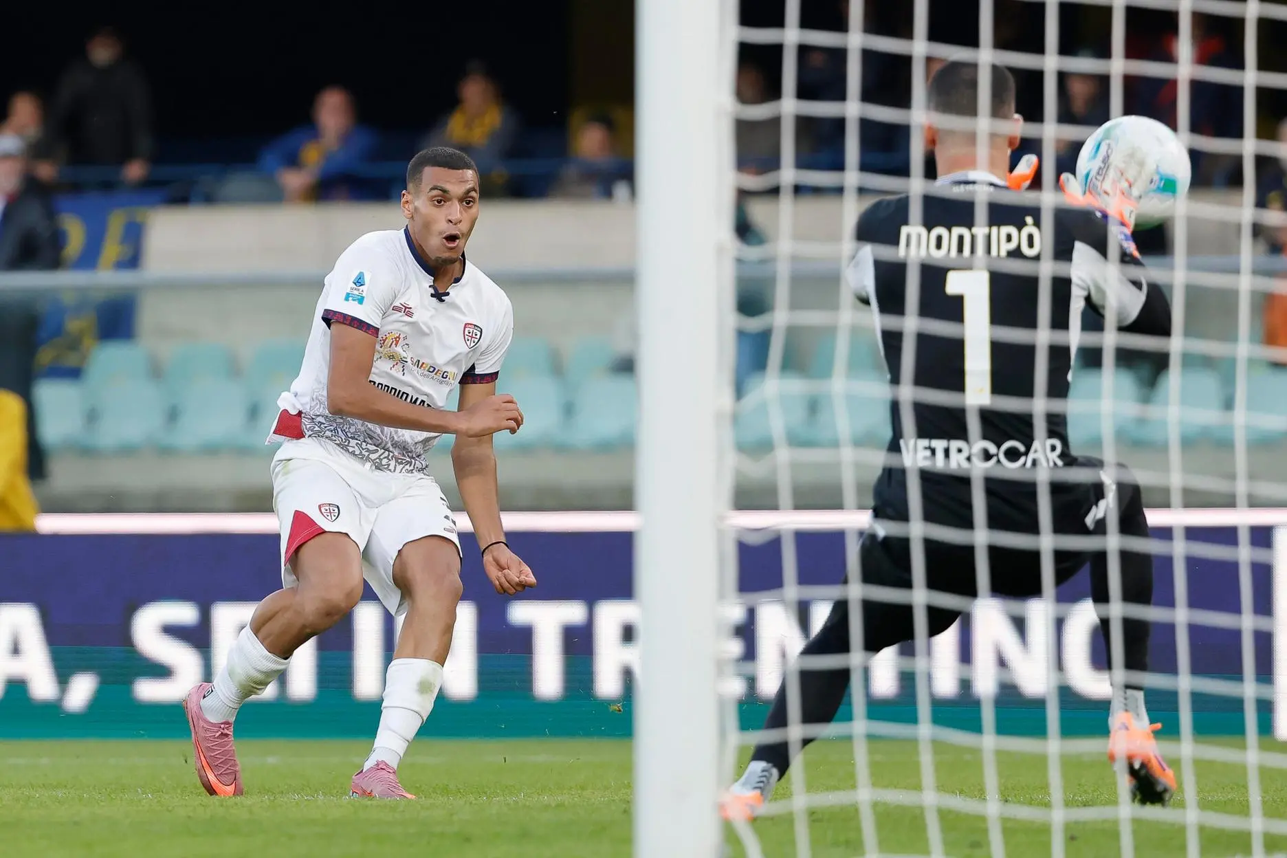Cagliari's Riyad Idrissi scores the goal 2-1 during the Italian Serie A soccer match Hellas Verona vs Cagliari Calcio at Stadio Marcantonio Bentegodi in Verona, Italia, 26 October 2025. ANSA/EMANUELE PENNACCHIO