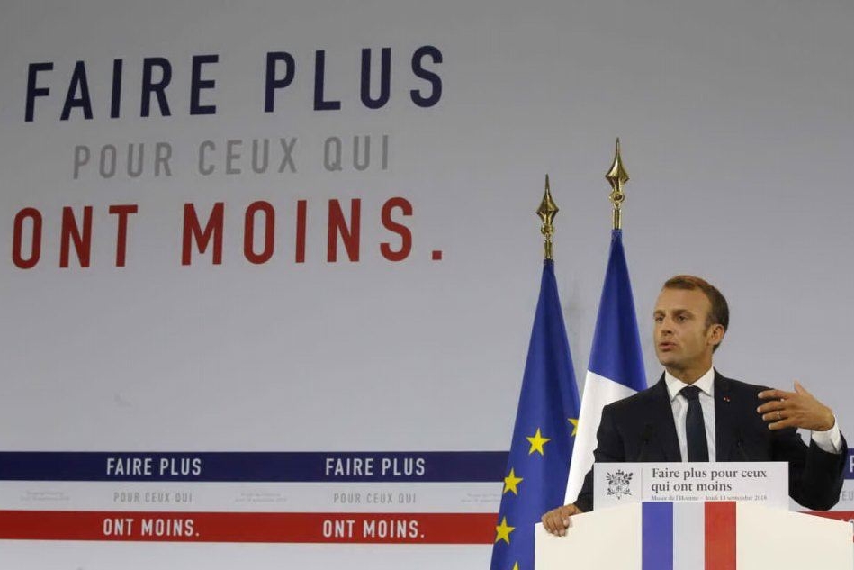 Emmanuel Macron durante un discorso sulla povertà in Francia. (Foto Ansa)