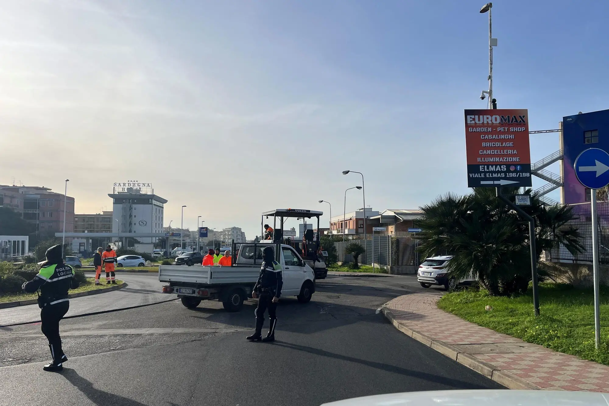 La posa del nuovo asfalto tra viale Monastir e via Lunigiana