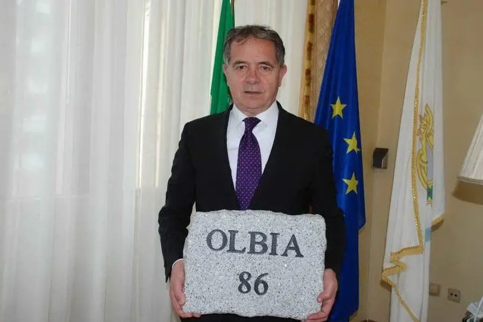 Il sindaco di Olbia, Settimo Nizzi, con una delle pietre per Biella (foto Comune di Olbia)