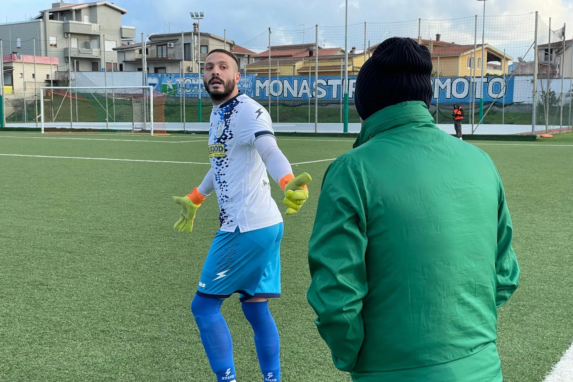 Enrico Galasso, da due mesi portiere del Monastir, parla con l'allenatore Tonio Madau (foto Spignesi)