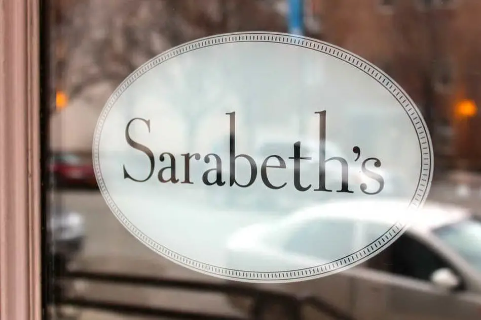 La vetrina di uno dei ristoranti della catena Sarabeth's