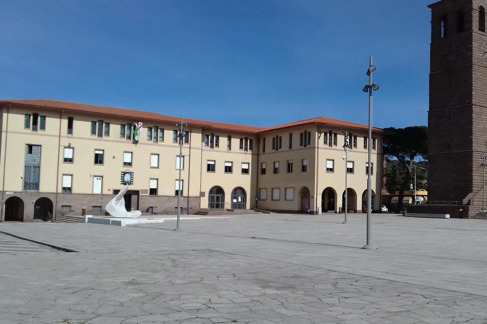 Il Municipio di piazza Roma (foto Scano)