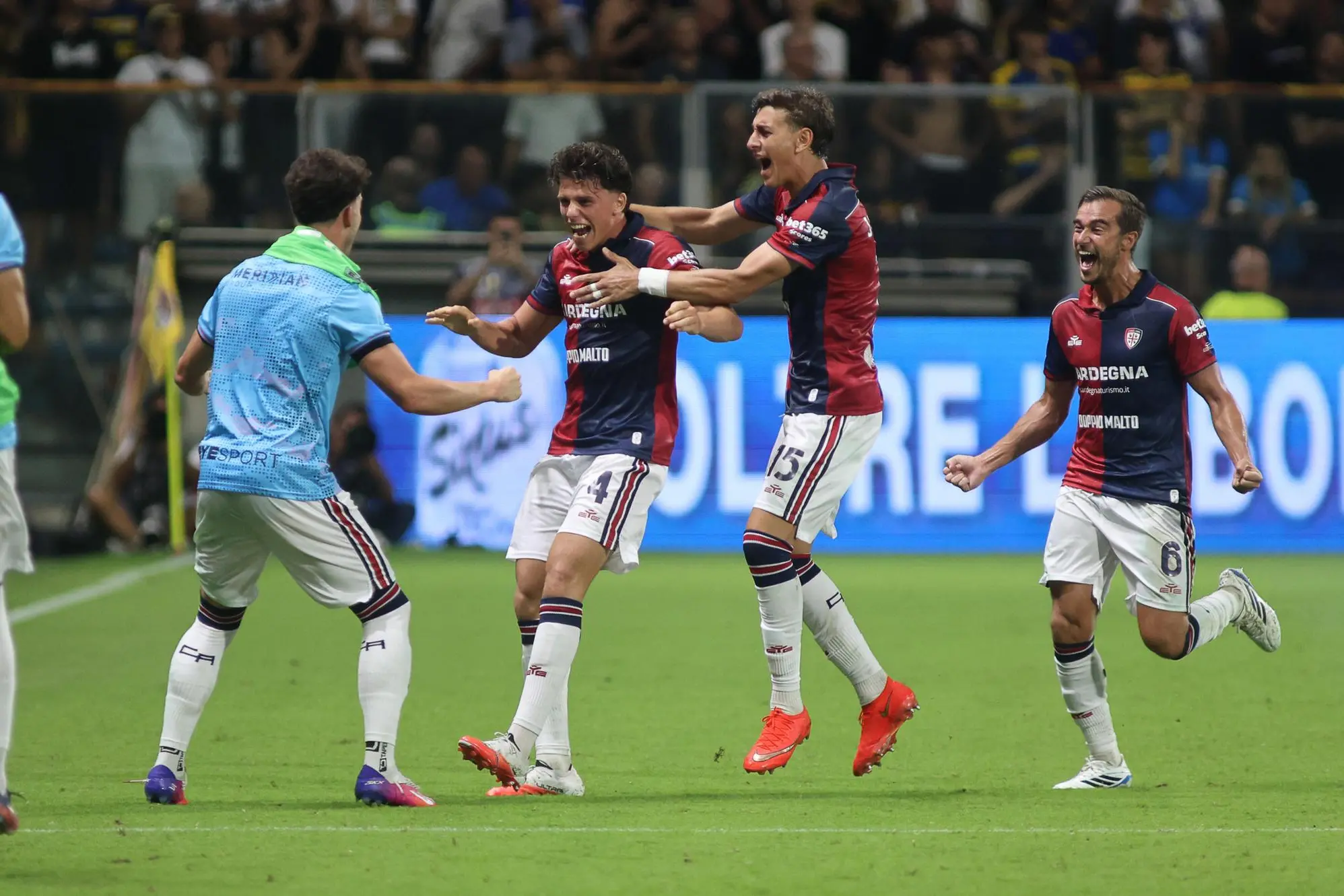 Il Cagliari esulta per il gol di Alessandro Romano che ha deciso la partita di Parma (foto Ansa)
