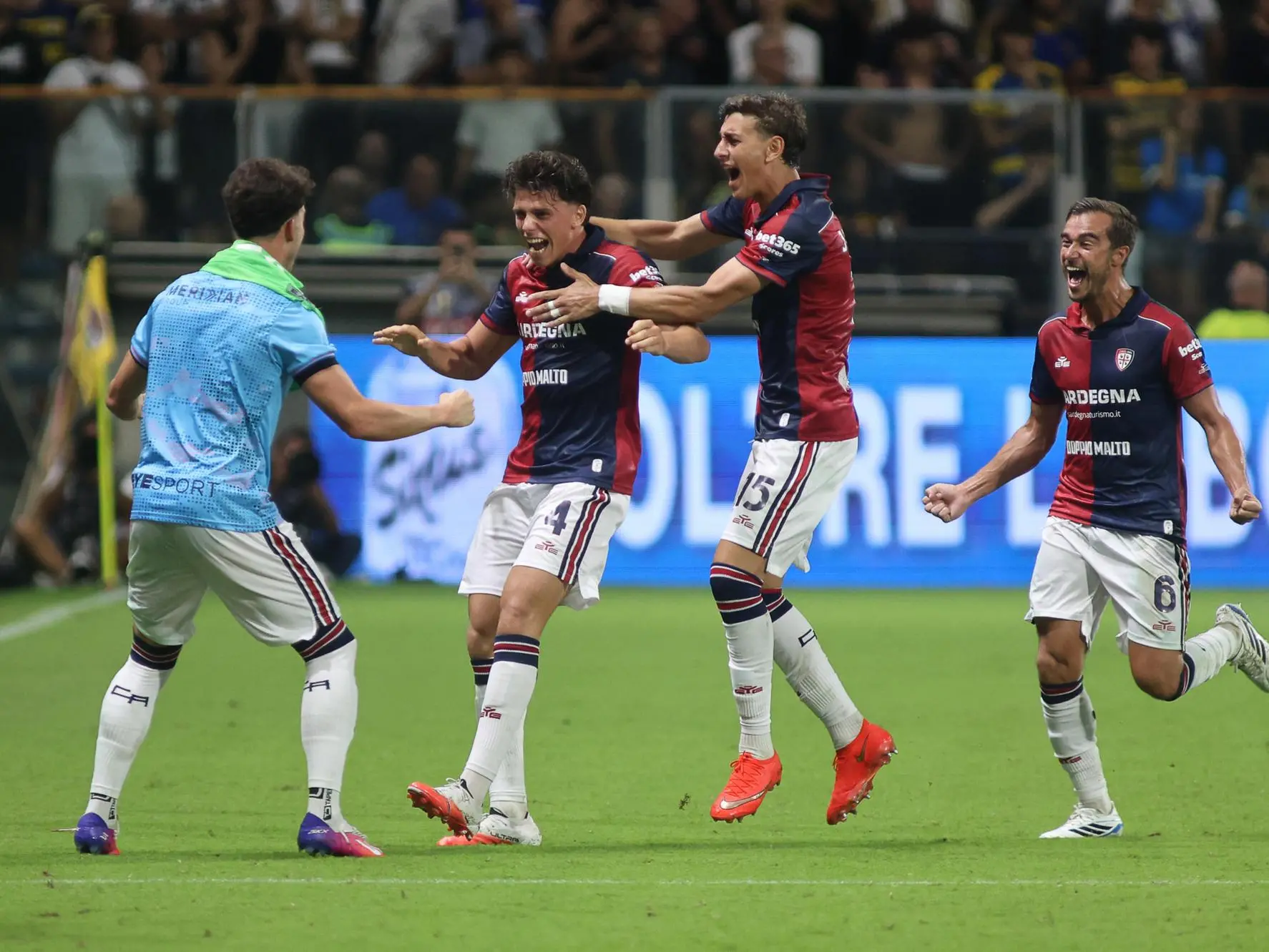 Il Cagliari esulta per il gol di Alessandro Romano che ha deciso la partita di Parma (foto Ansa)