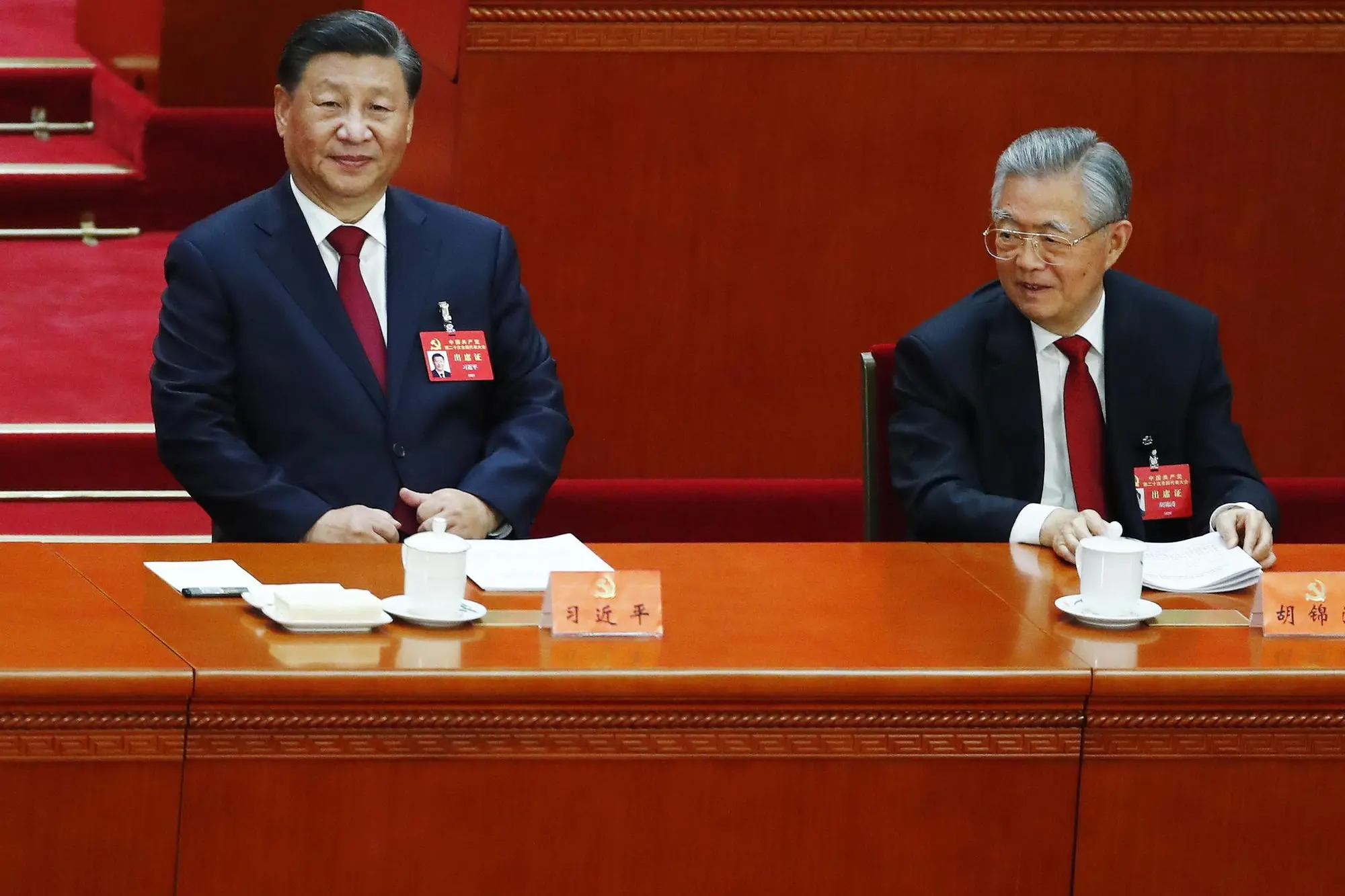Xi Jinping mit Ex-Präsident Hu Jintao beim KPCh-Kongress (Ansa-Epa)