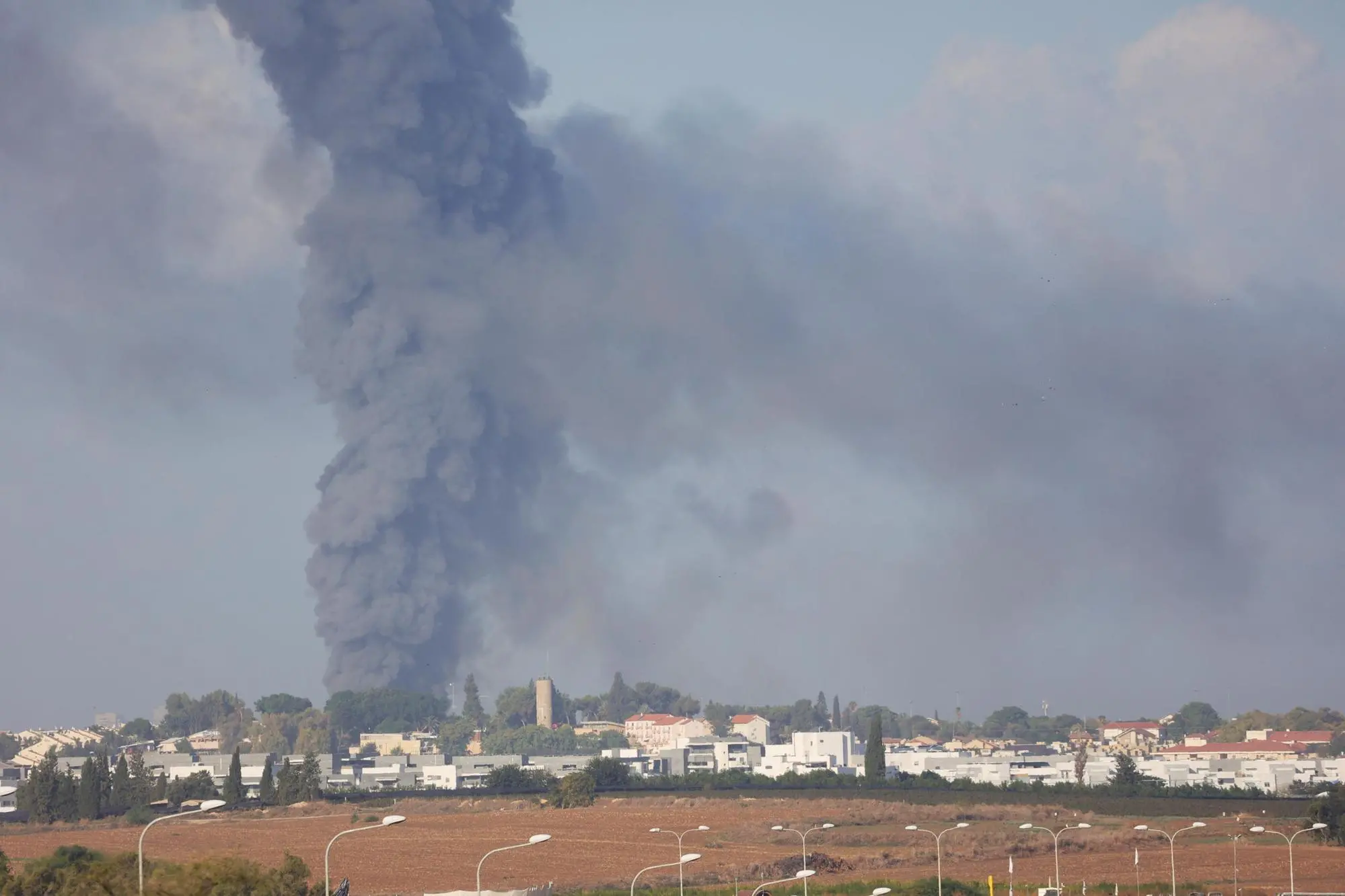 Lanci di razzi da Gaza a Israele (Ansa)