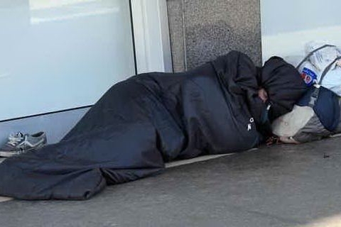 Un senzatetto (Ansa)