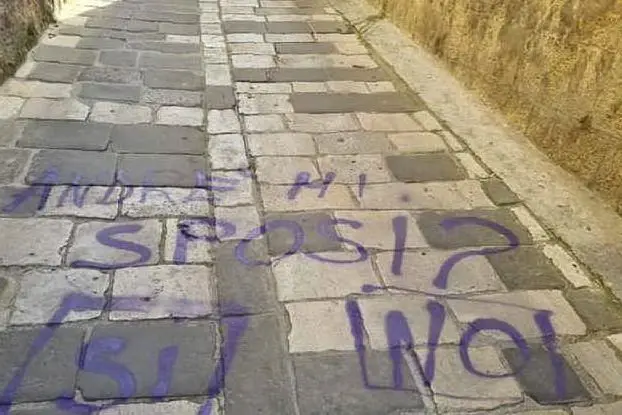 La scritta in vernice nel vicolo Campanile a Sassari (foto Tellini)