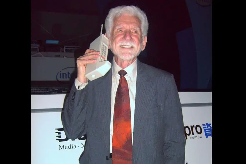Martin Cooper con il Dyna-Tac con cui venne fatta la prima telefonata nel 1973 (Foto Shen - Wikipedia)