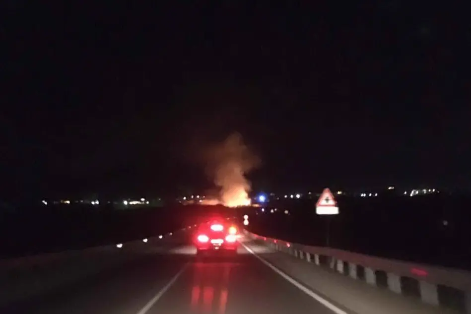 L'incendio visto dalla strada provinciale (L'Unione Sarda - Andrea Serreli)