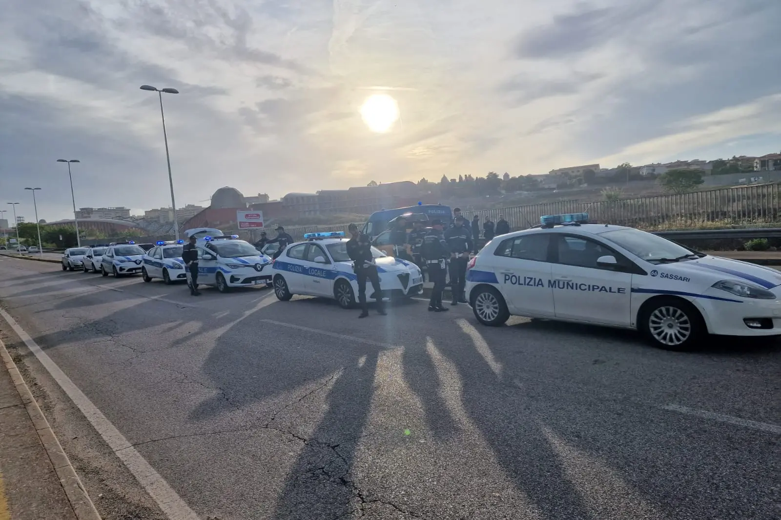 La Polizia municipale impegnata nelle operazioni di sgombero a Sassari (L'Unione Sarda - Floris)