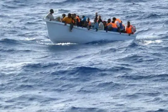 Un'imbarcazione carica di migranti (archivio L'Unione Sarda)