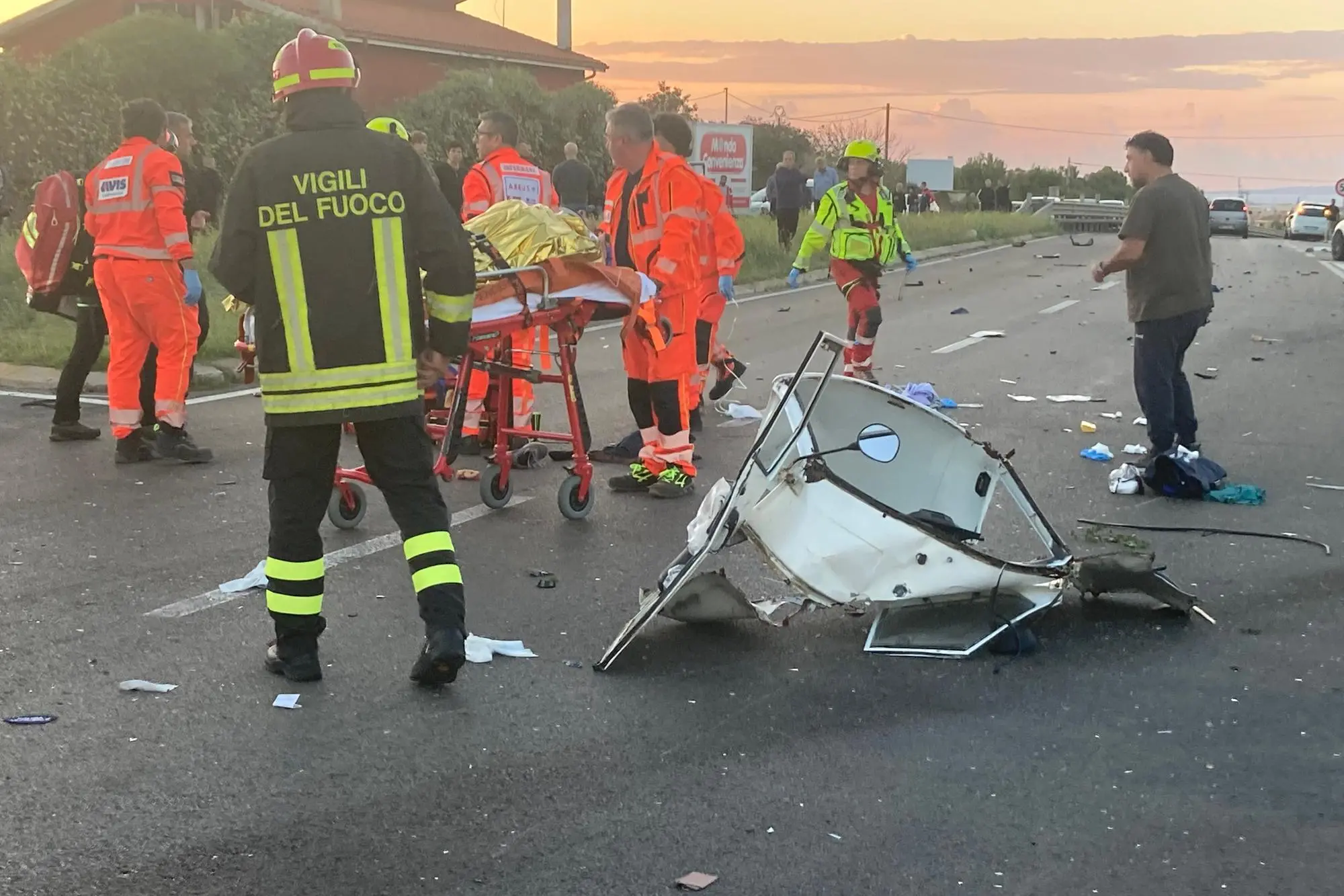 I soccorsi sulla ex 131 (foto Pala)