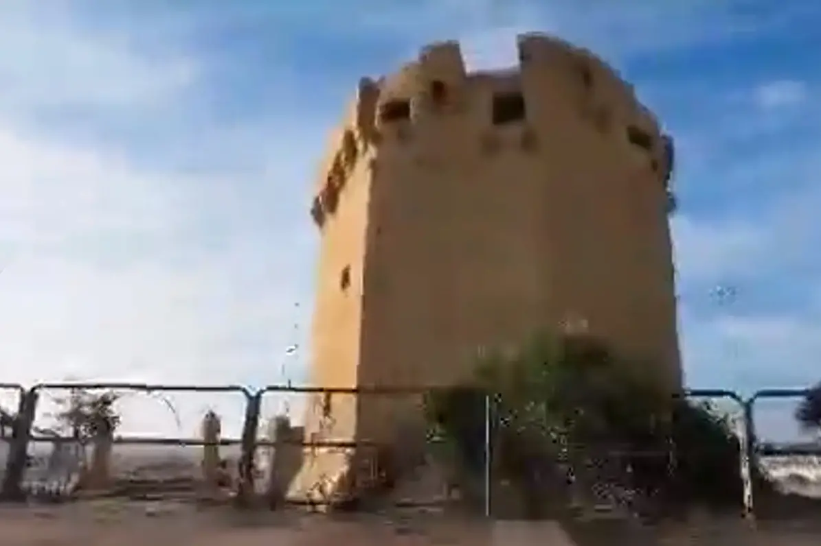 Un frame del video con la Torre Aragonese