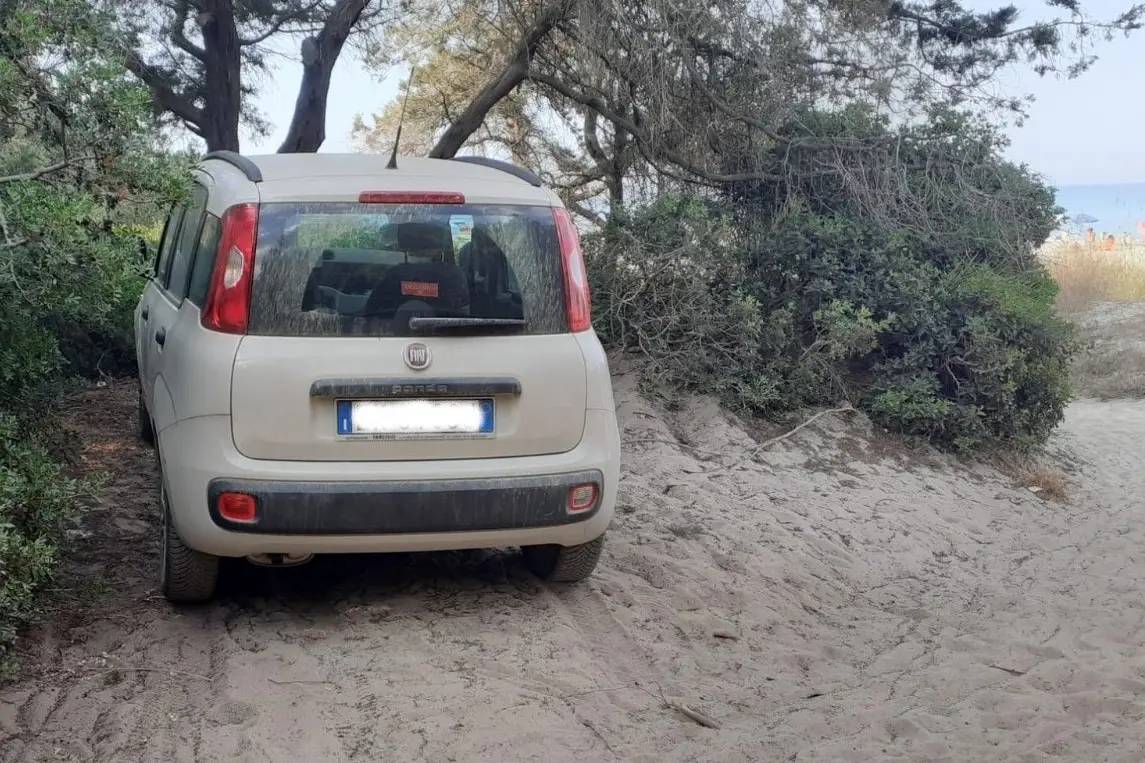 L'auto parcheggiata sulla spiaggia di Cea (L'Unione Sarda)