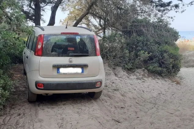 L'auto parcheggiata sulla spiaggia di Cea (L'Unione Sarda)