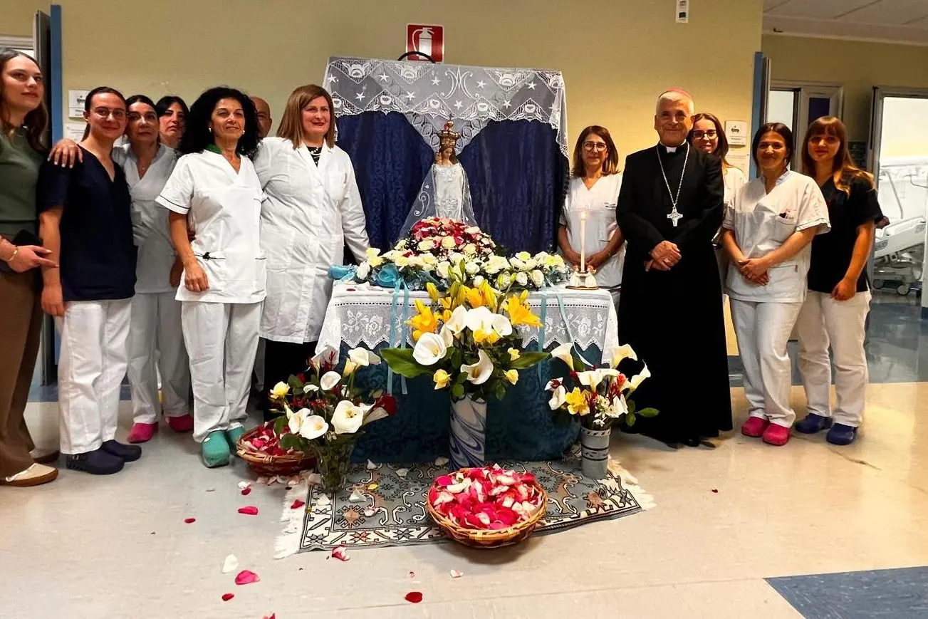 Monsignor Soddu col personale di neurochirurgia (foto ufficio stampa)