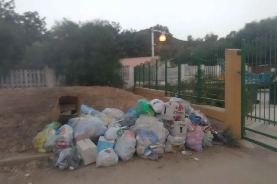 I rifiuti abbandonati all'ingresso della discarica (foto concessa)