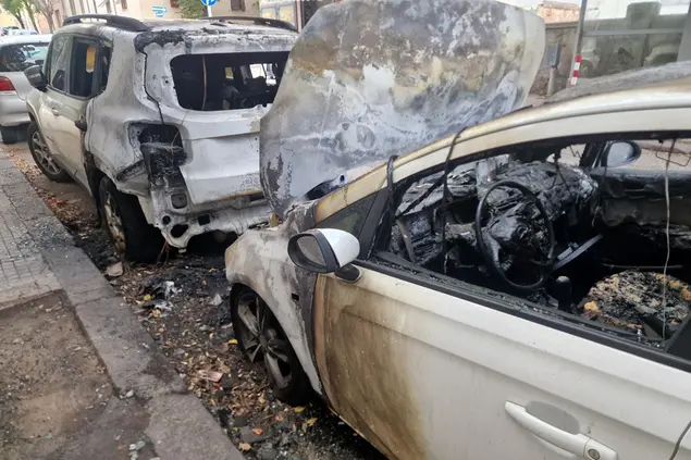 Le due autovetture bruciate in viale Trieste a Sassari