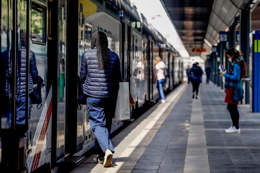 Violenze sul treno Milano-Varese, la petizione: “Carrozze solo per donne”